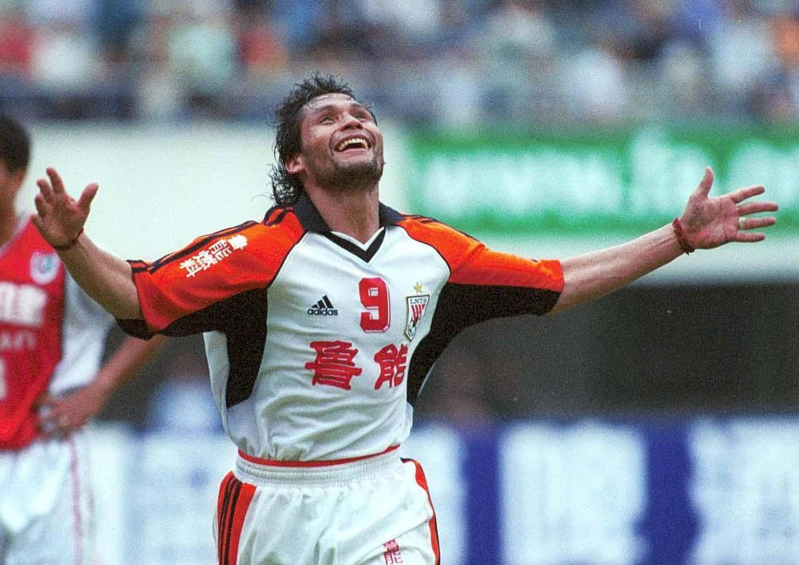 ‘星空·综合体育’
中外射手争霸史：首位洋金靴降生 不少国脚级外援到甲A淘金(图2)