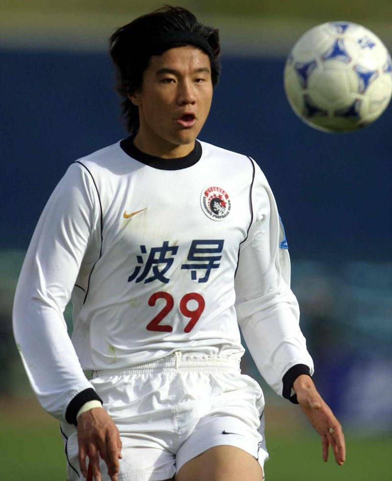 ‘星空·综合体育’
中外射手争霸史：首位洋金靴降生 不少国脚级外援到甲A淘金(图5)